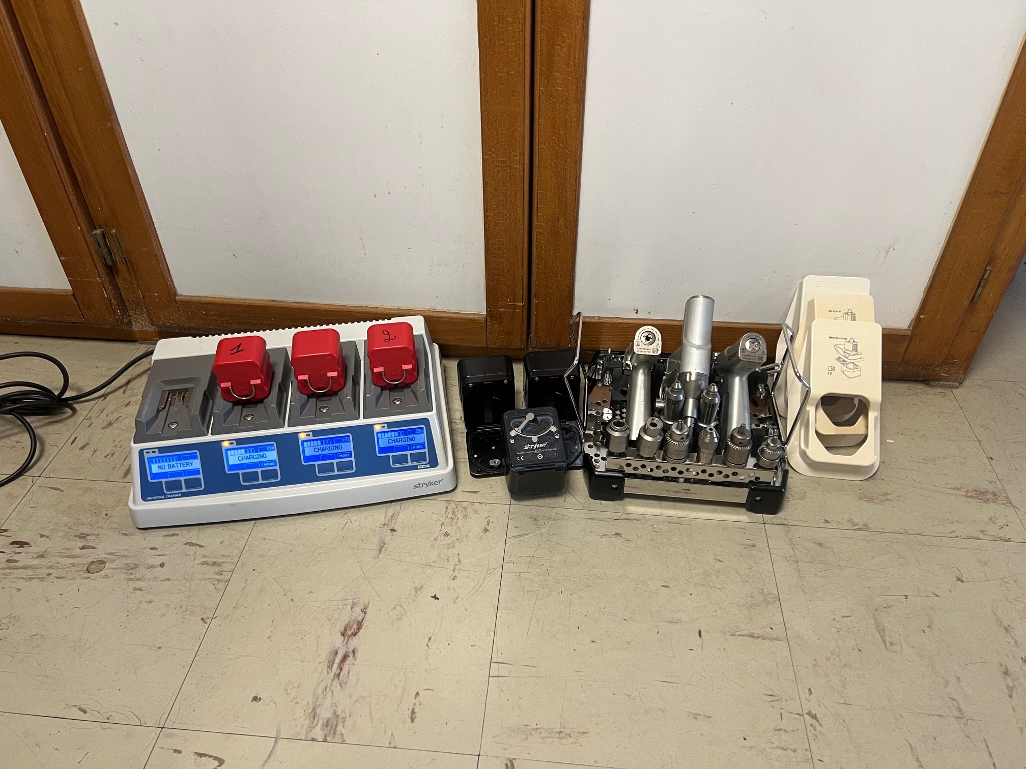 Écran Chirurgical Stryker 4K 32 Pouces Reconditionné - Avec Alimentation - Modèle 240-031-050-SR-PKit