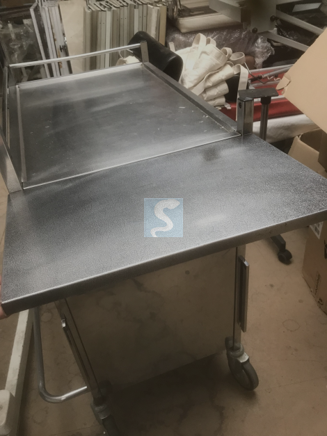 Chariot d’anesthésie en inox avec galerie