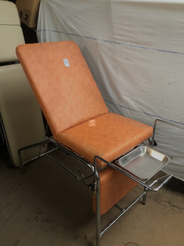 divan d examen gynecologique mecanique carina 524 reconditionne et occasion sept medical materiel medical d occasion et reconditionne
